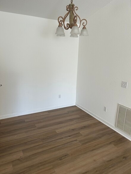 Building Photo - 897 Fording Island Rd