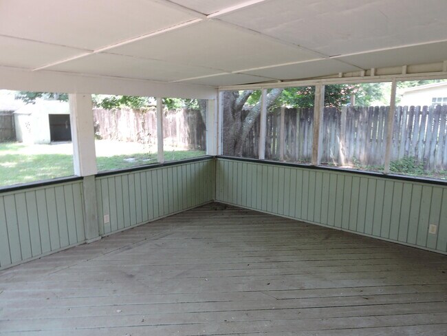 Building Photo - 211 Westview Dr