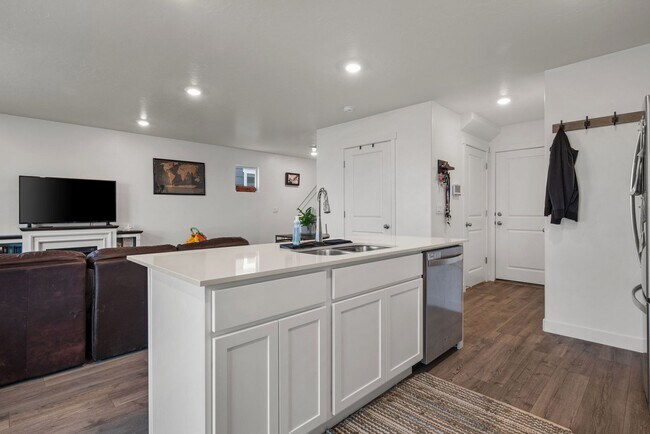 Building Photo - 988 W Broadleaf Dr