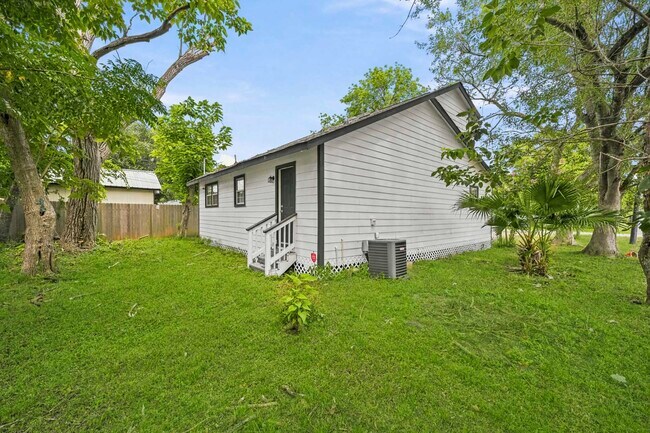 Building Photo - 1501 Maiden Ln