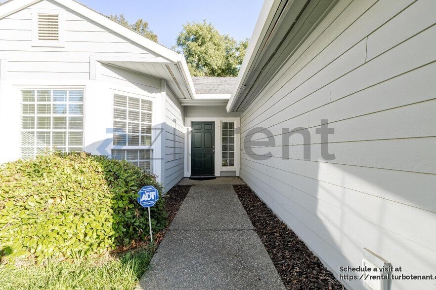 Building Photo - 2703 Albany Ave