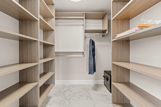 Building Photo - 511 Lucerne Ave