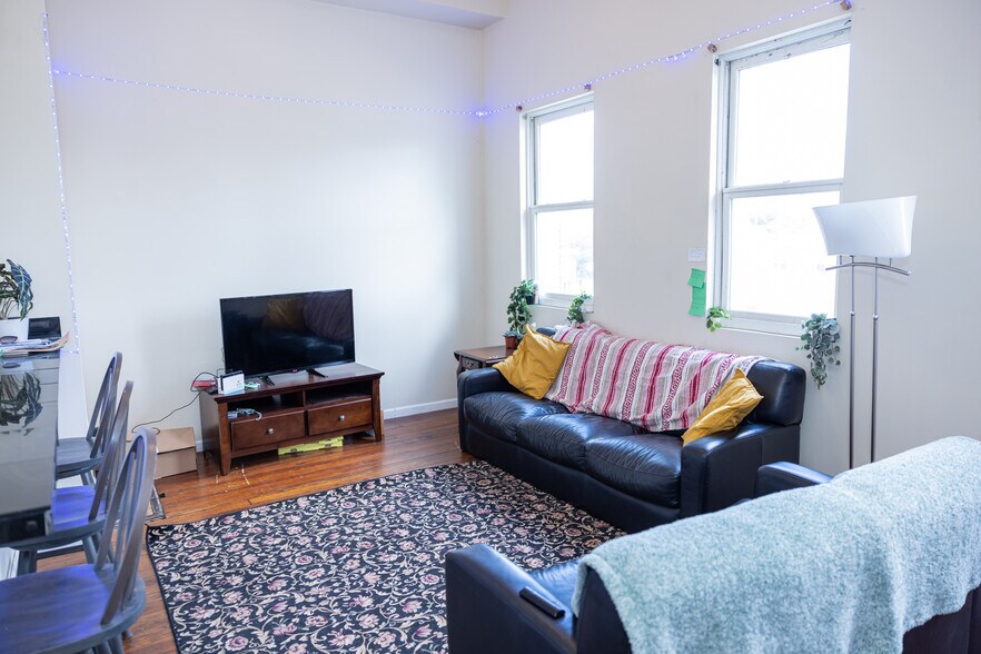 Spacious, sunny living room - 38 N Court St
