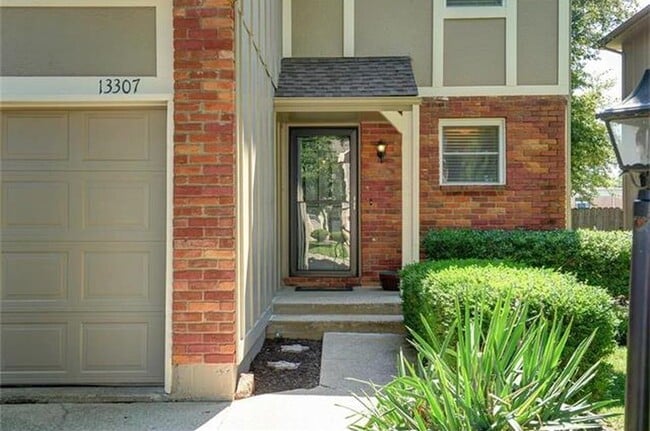 Building Photo - 13307 Walnut St