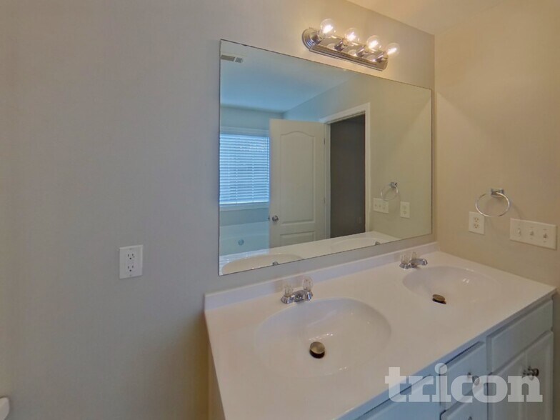 Building Photo - 383 Oakhaven Way