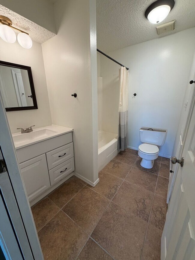 Building Photo - Spacious 4 Bed Home in Prime Claremore Location