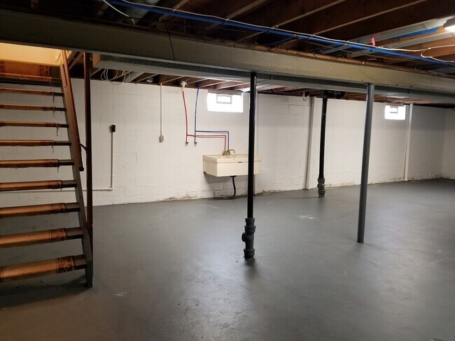 Building Photo - 3679 Oakview Dr