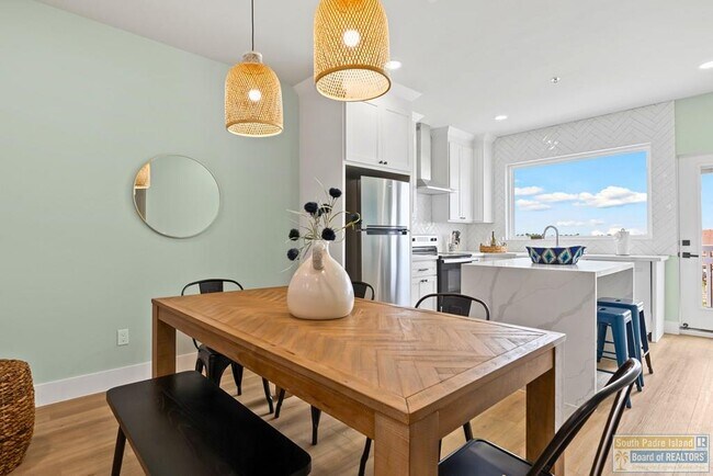 Building Photo - 111 W Sunny Isle Dr