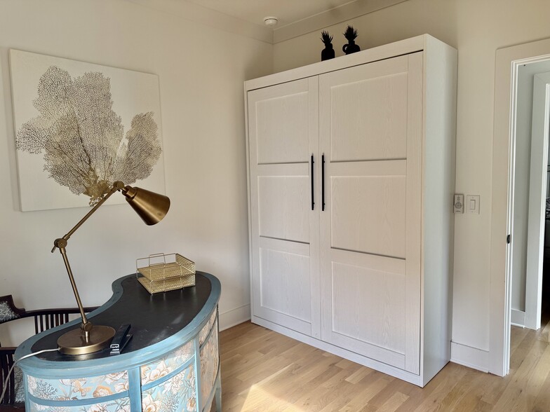 queen size murphy bed - 55 Weatherby St SE