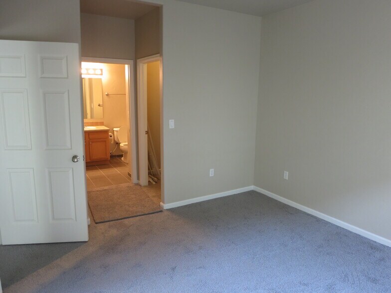 Building Photo - 2701 Midland Ave. Unit 614