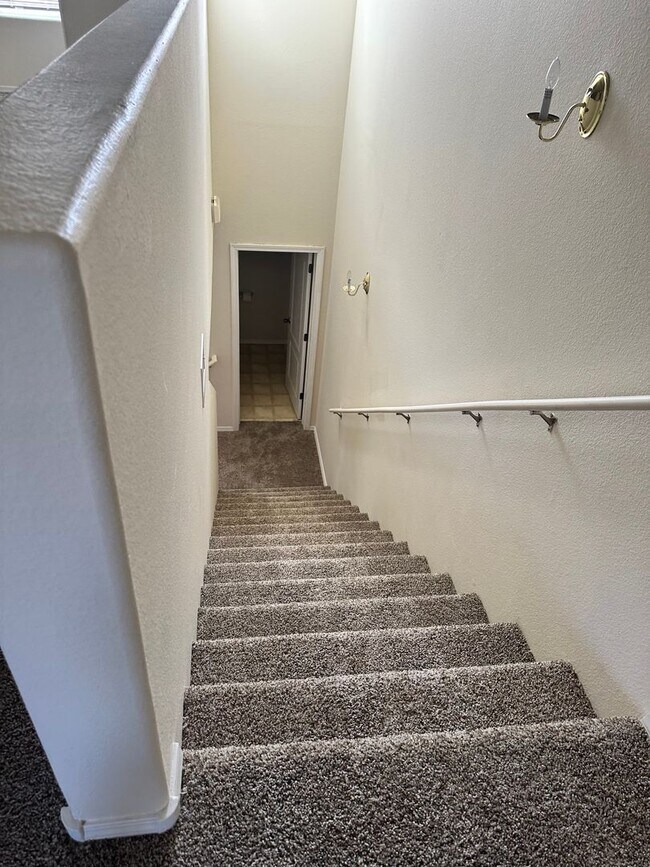 Building Photo - Beautiful Home in Gated Community w/pool