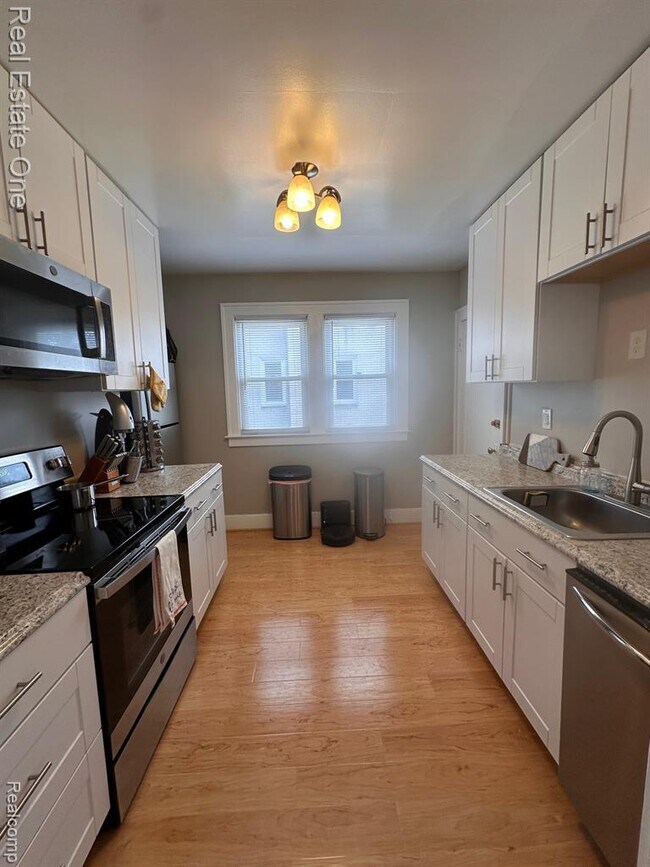 Building Photo - 122 W Houstonia Ave