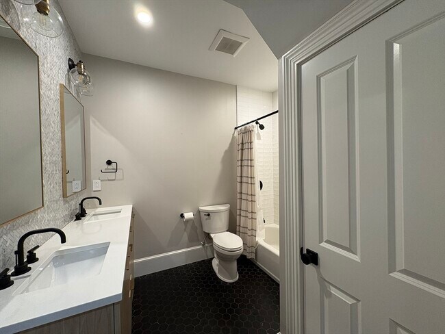 Building Photo - 15 Lanark Rd