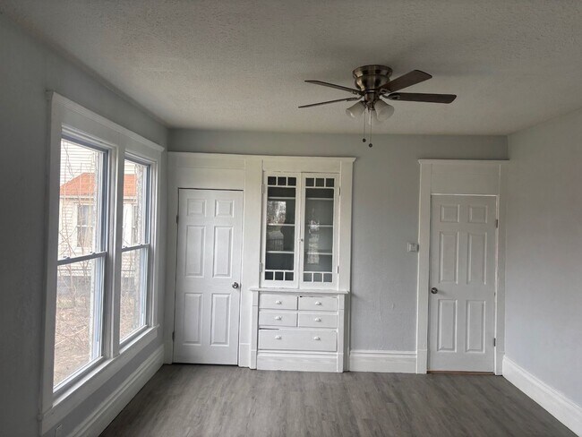 Building Photo - Charming 7-Bedroom Property in Prime Location