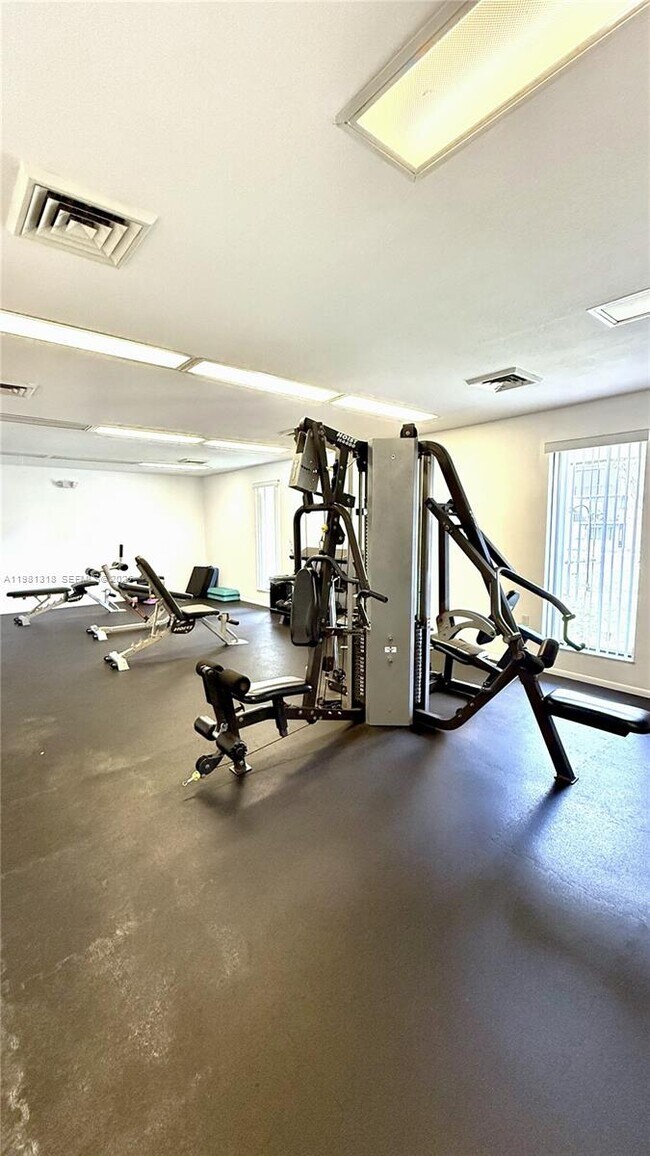 Building Photo - 4174 Inverrary Dr