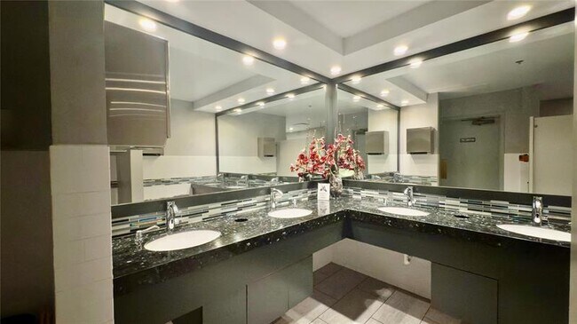 Building Photo - 9340 Lagoon Pl