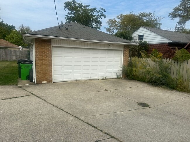 Building Photo - 26631 Lakeshore Blvd