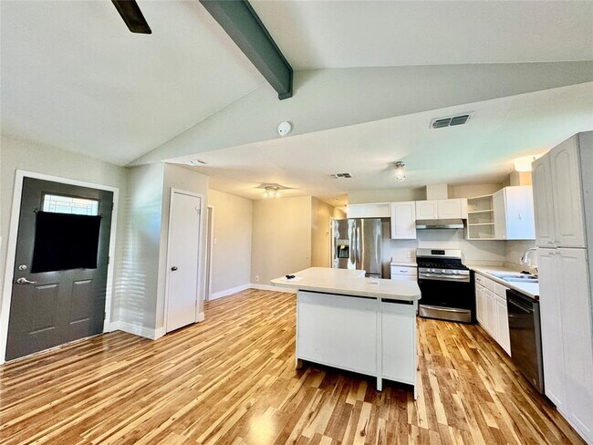 Building Photo - Charming Ranch Style Home Near Parmer Lane...