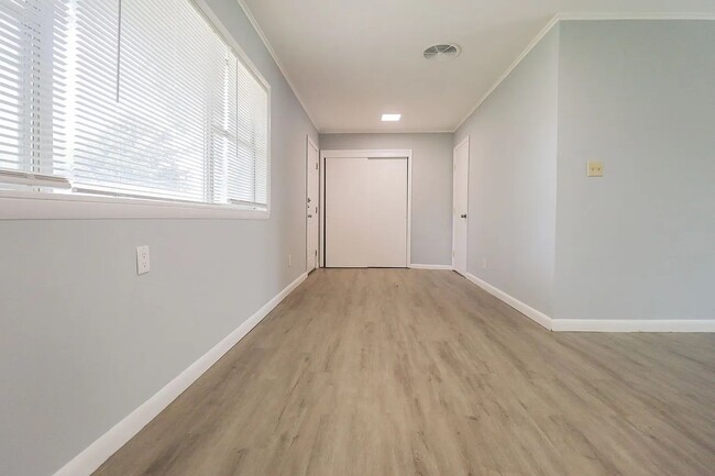 Building Photo - Updated and Modernized 3-Bedroom Home in Tulsa