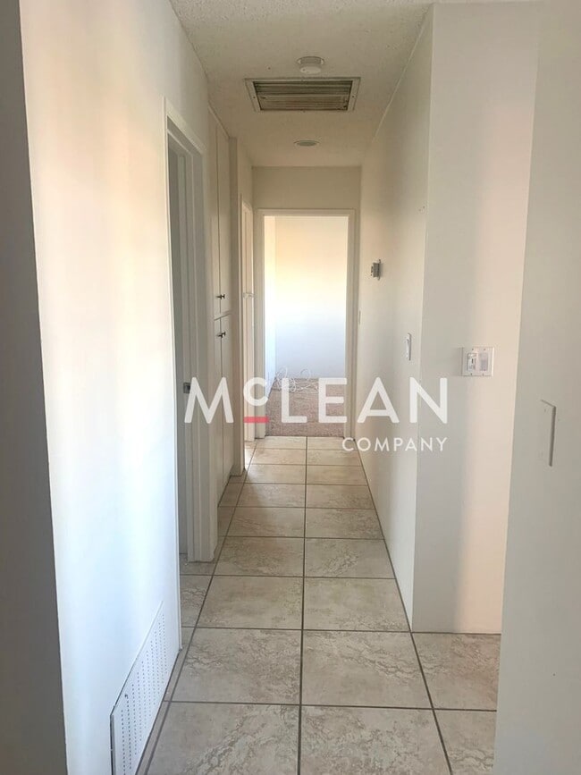 Building Photo - Pet Friendly Three Bedroom Home in Beautif...