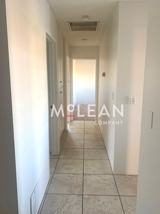 Building Photo - Three Bedroom Home in Beautiful Neighborhood