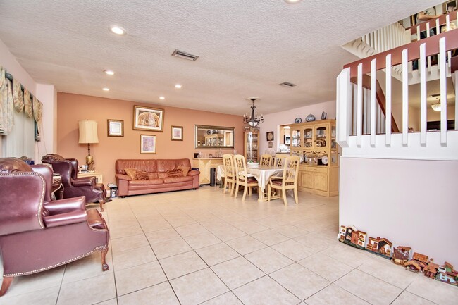Building Photo - 6640 Thornhill Ct