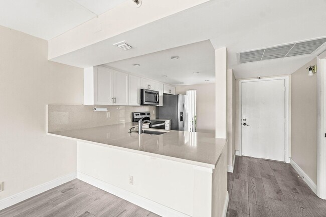 Building Photo - 17 Royal Palm Way