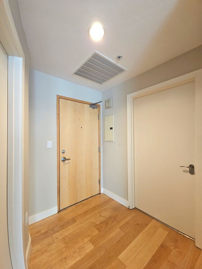 Building Photo - Beautiful Palazzo condo in the heart of downtown Bellevue!