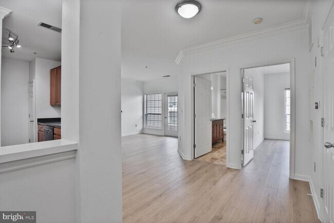 Building Photo - 4854 Eisenhower Ave