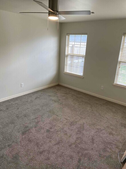Building Photo - 918 Oakwood Ln