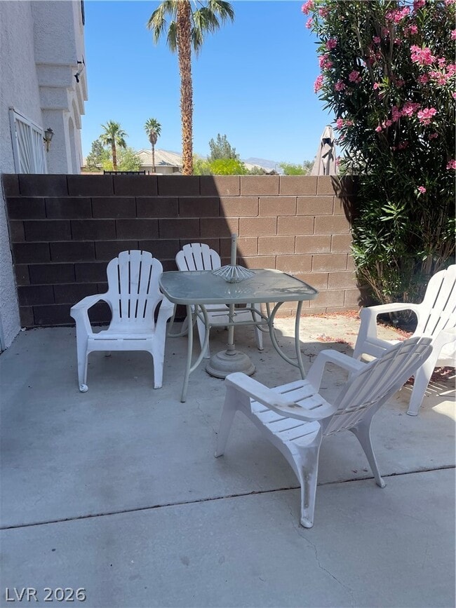 Building Photo - 2760 Stargate St