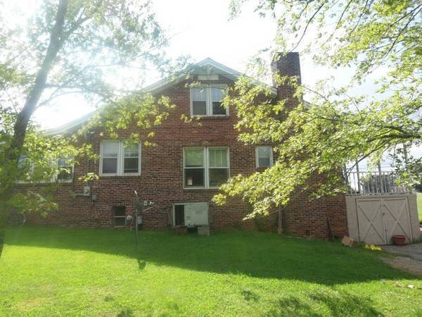 Building Photo - 882 E Broad St