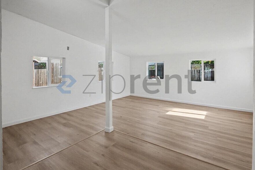 Building Photo - 1644 Bowling Green Dr