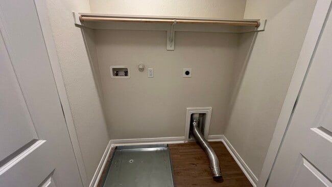 Building Photo - Lynwood Village Townhome - Move-in Ready