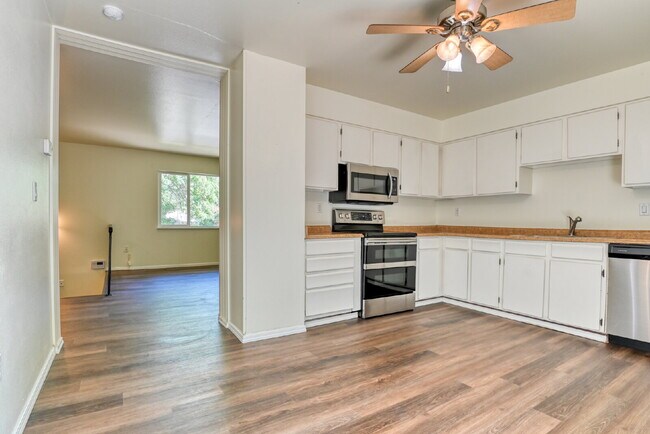 Building Photo - Fantastic Home In Village Seven For Rent