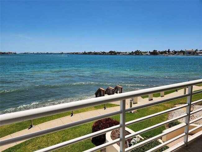 Building Photo - 6105 Bahia Del Mar Cir N