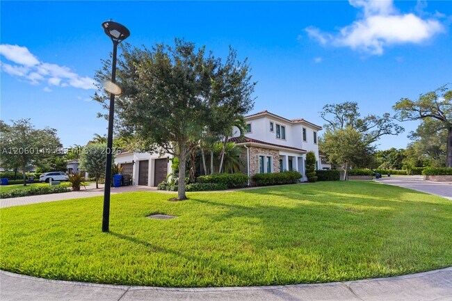 Building Photo - 3472 Emerson Dr