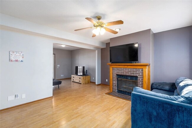 Building Photo - 5-Bedroom, 2-Bath Rental Home in Urbandale...