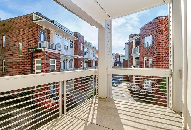 Building Photo - Beautiful 1-Bedroom Corner Unit - Just minutes from Uptown Charlotte!