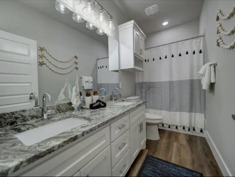 Secondary Bath - 14013 Ports O Call Dr