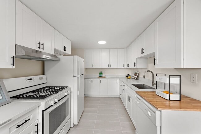 Building Photo - Peaceful Lakefront Living in Kirkland