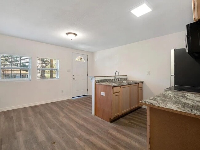 Building Photo - Affordable and Renovated 2/1!