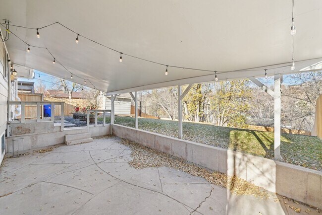 Building Photo - 4 Bed Beauty on West Side!