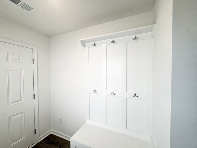Building Photo - Brand new townhome - Perfect for students or families