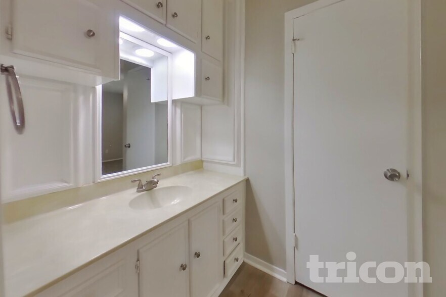 Building Photo - 7331 Millbrae Ln