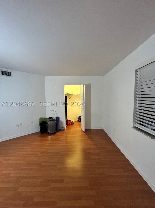 Building Photo - 9421 Fontainebleau Blvd