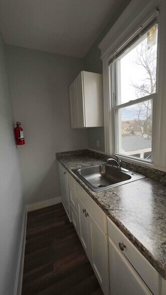 Building Photo - 879 Elm St