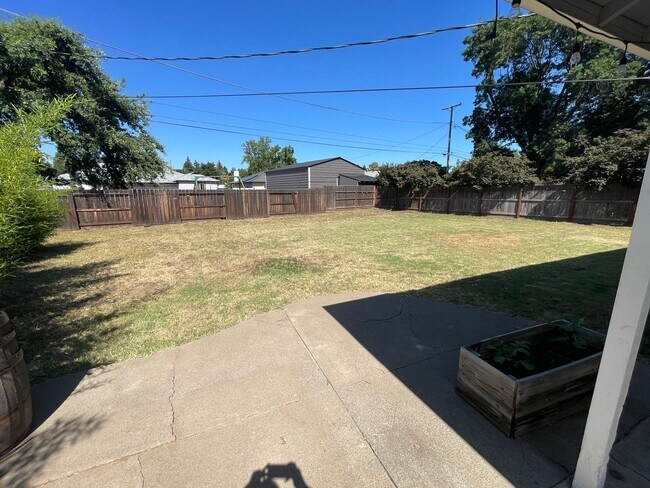 Building Photo - 3 Bedroom, 2 bath home in Chico, Just off the Esplanade, Excellent Location, Large Backyard