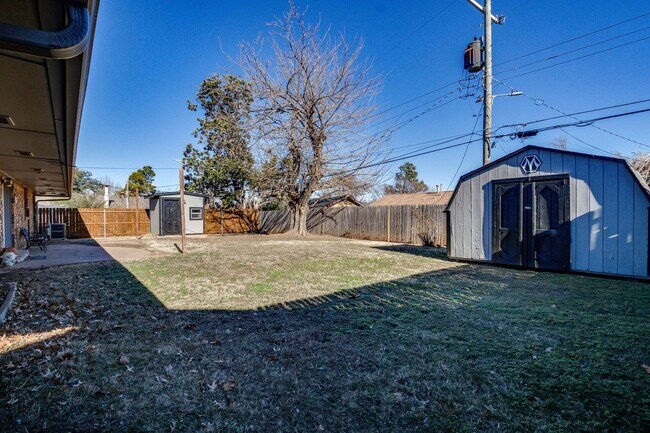 Building Photo - Three bed house in Coronado Heights