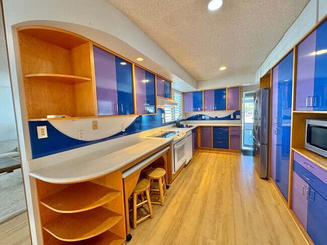 Building Photo - Newtown Estates, 3 bdrm, 2 bath, 2 car enc...